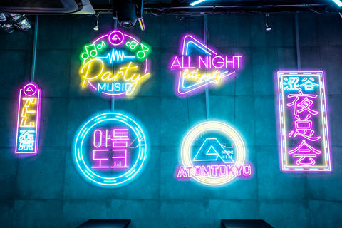 ATOM SHIBUYA のネオンサインの壁