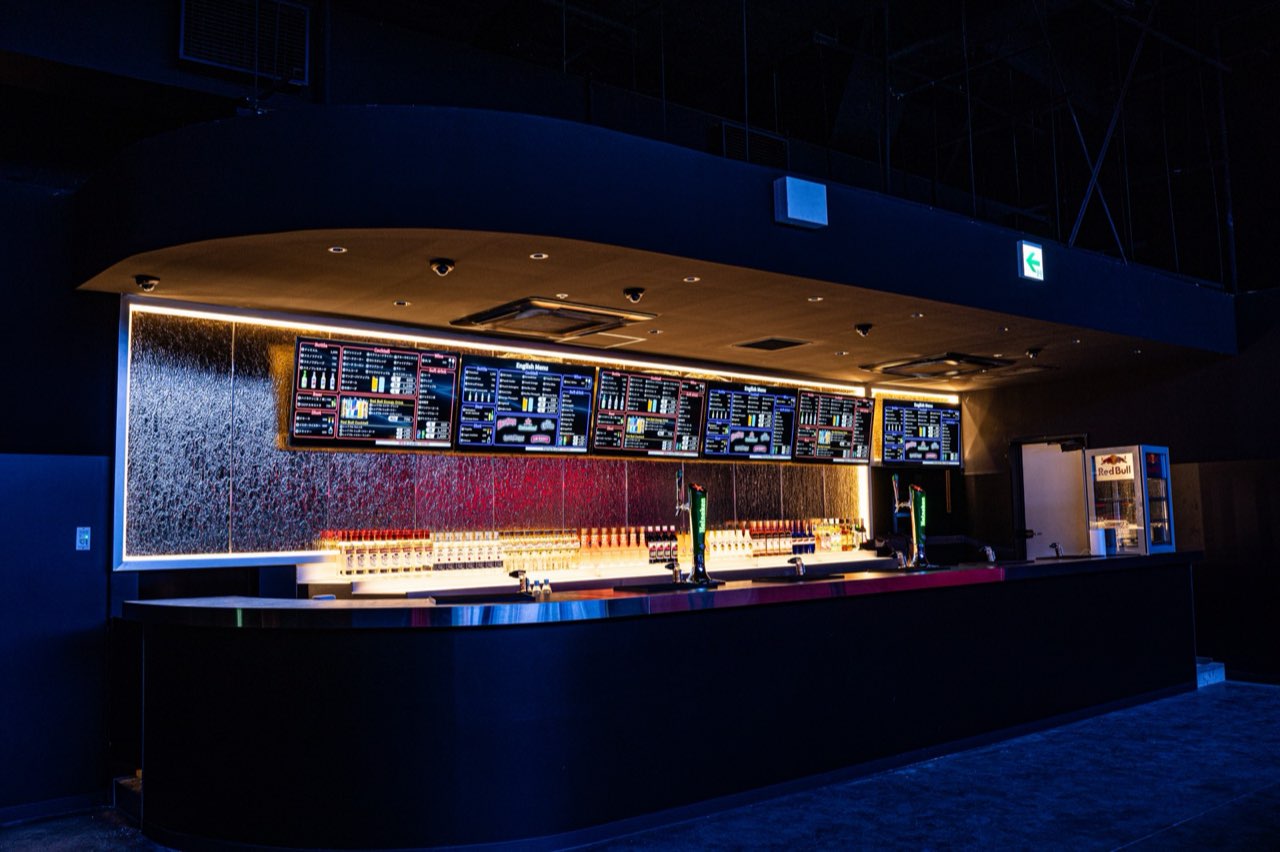 ATOM SHINJUKU 8F のバーカウンター