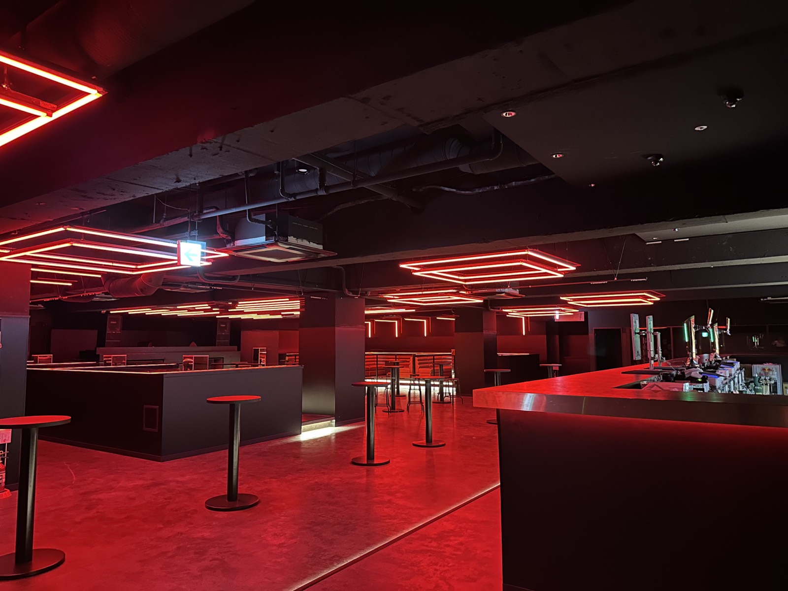 ATOM SHINJUKU 7F のフロアとバー