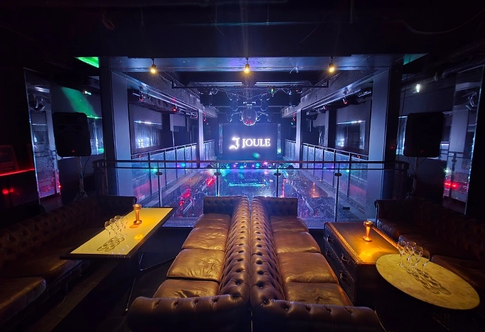 CLUB JOULE のフロアを見下ろす VIP 席