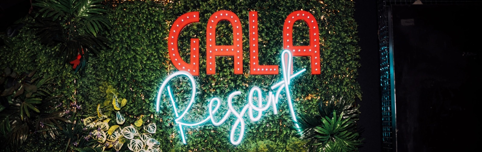 GALA RESORT 店内のネオンサイン