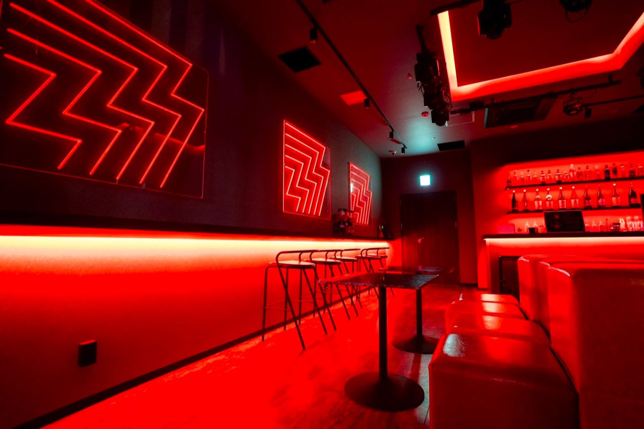 GIRAFFE Japan のサブフロア ARC AREA のバー