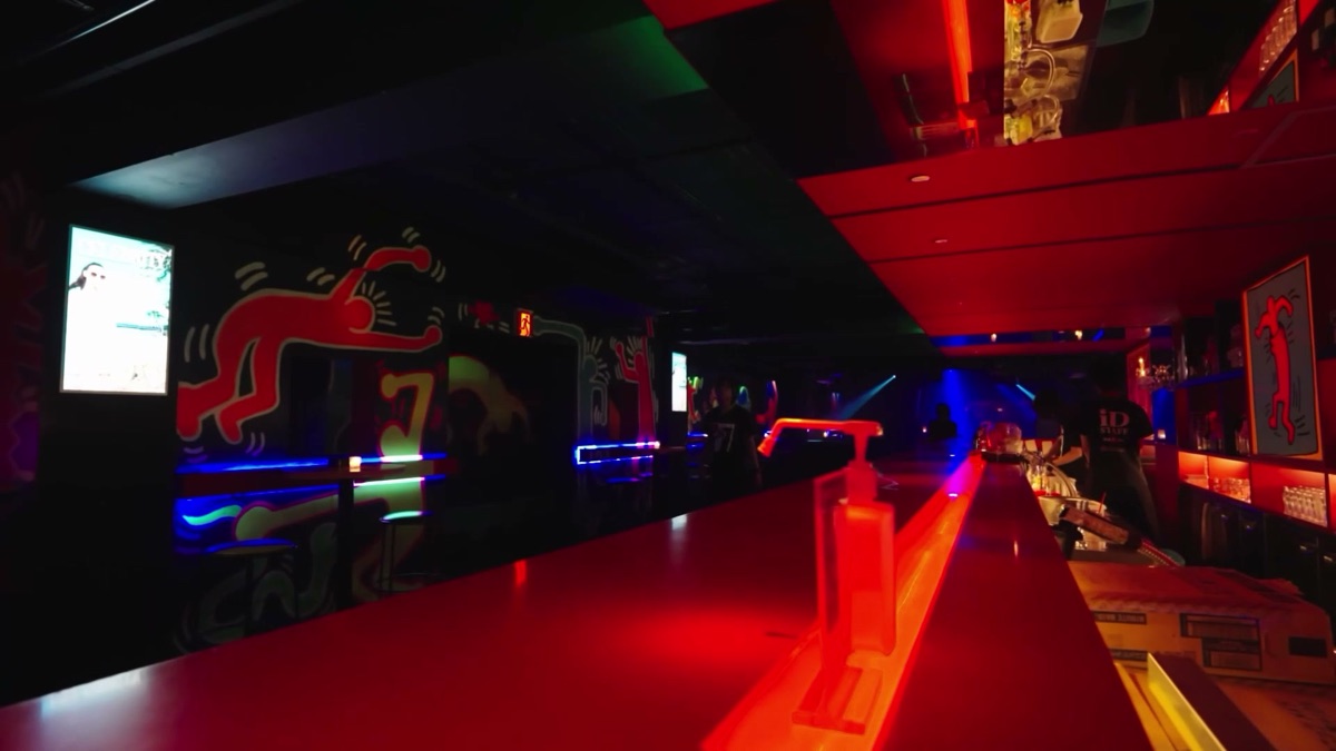 iD cafe のバーカウンター越しの通路