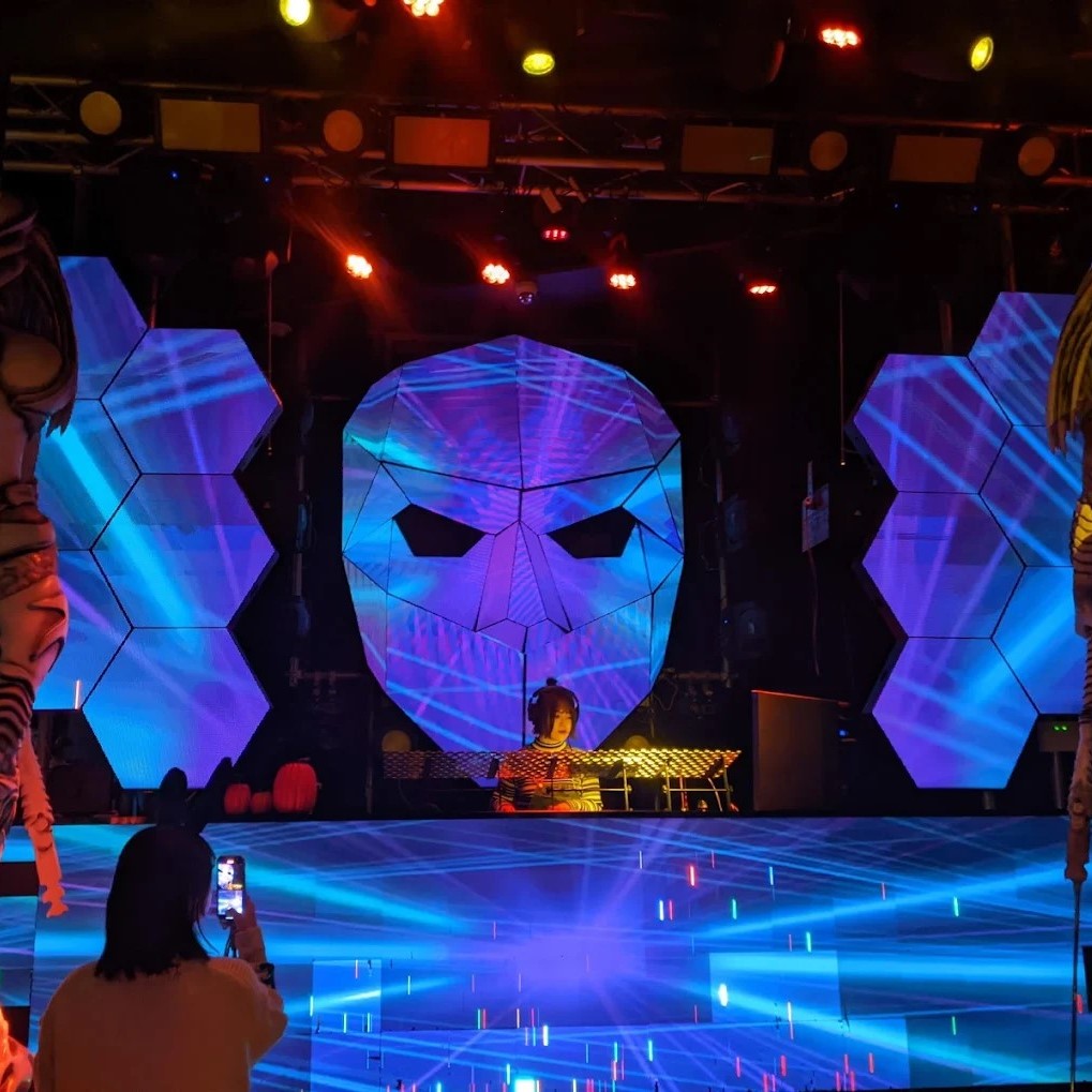 NEVERLAND TOKYO のDJブースとLEDビジョン