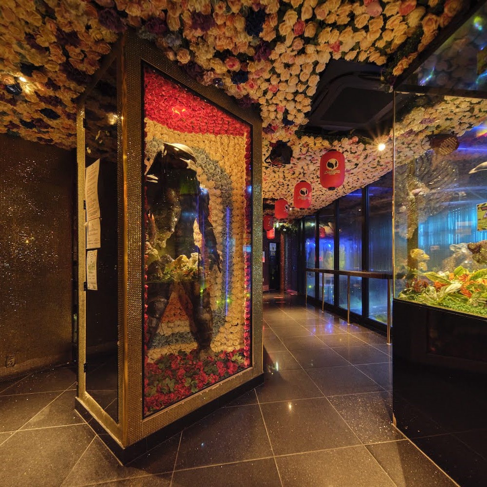 NEVERLAND TOKYO の花で飾られたエントランス