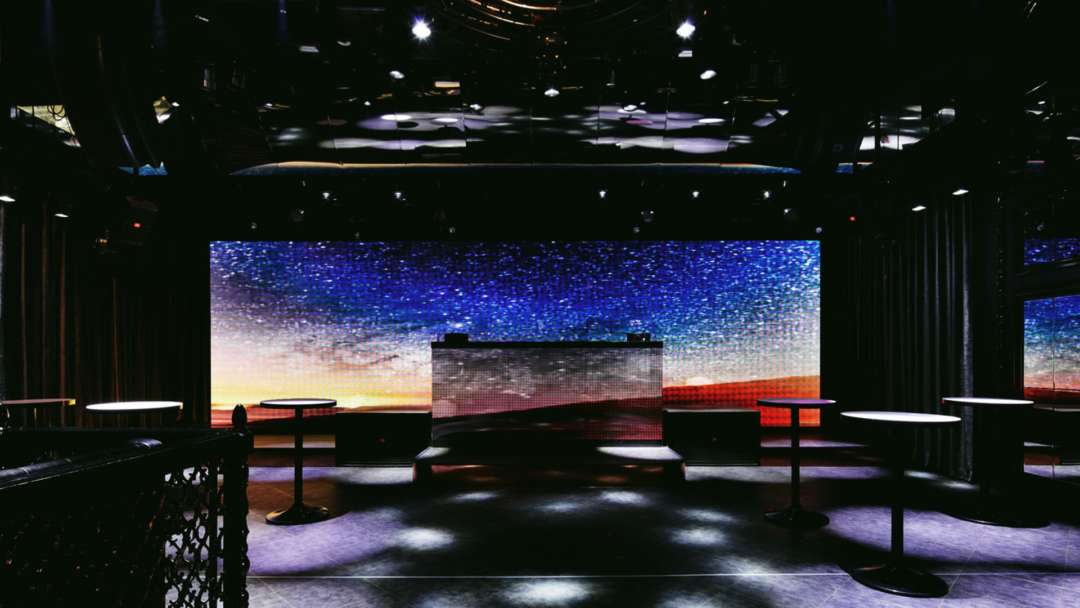 OWL OSAKA 1F の DJ ブースと LED ビジョン