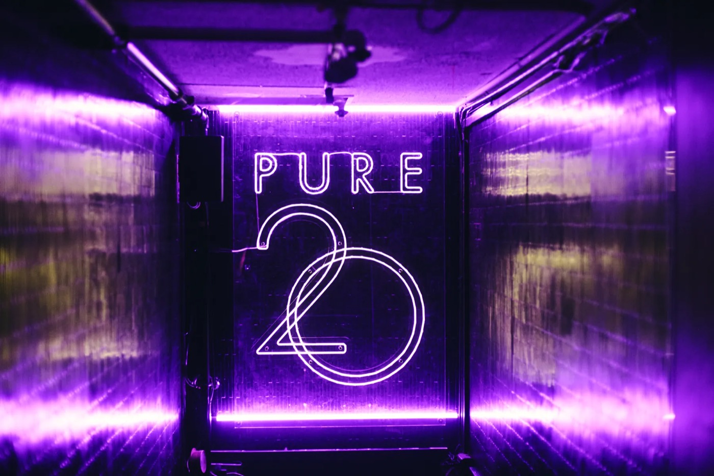 PURE OSAKA のエントランス通路
