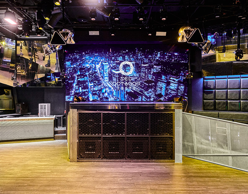 SEL OCTAGON TOKYO の DJ ブースと LED スクリーン