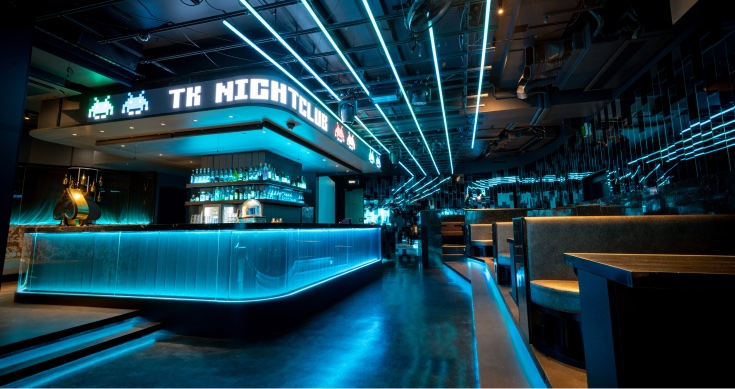 TK NIGHTCLUB TOKYO のバーカウンターと客席