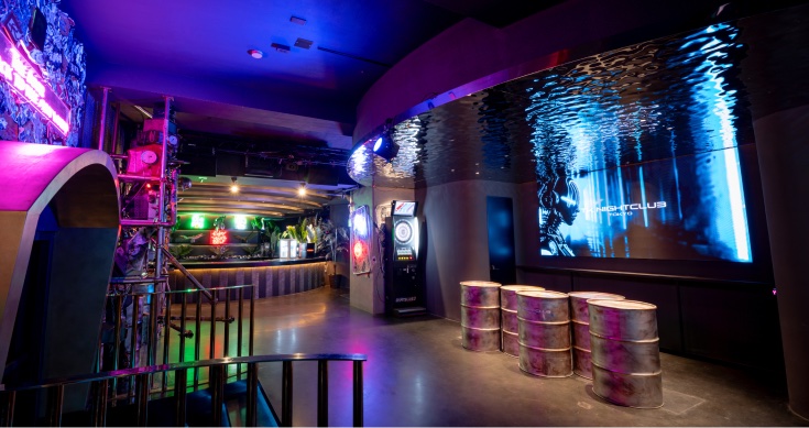 TK NIGHTCLUB TOKYO のラウンジフロアとダーツ